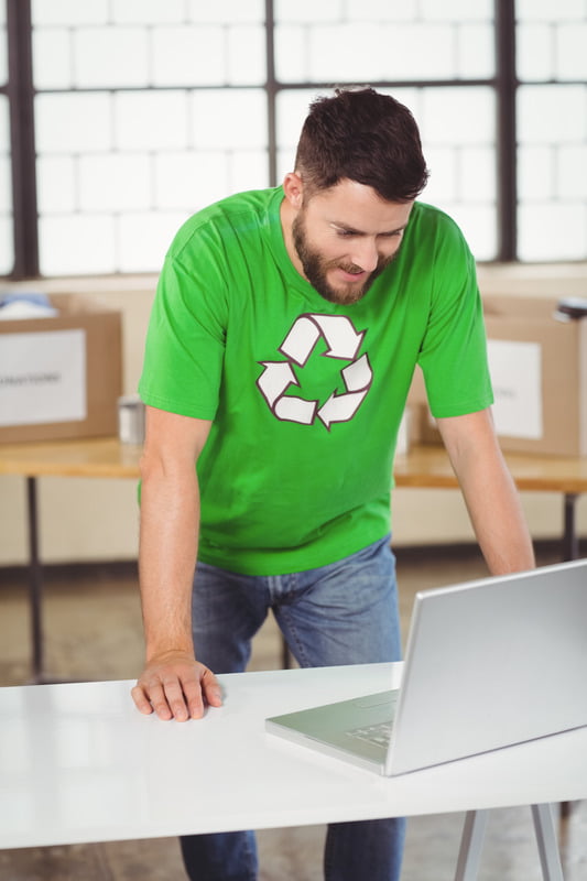 Man is recycling een laptop